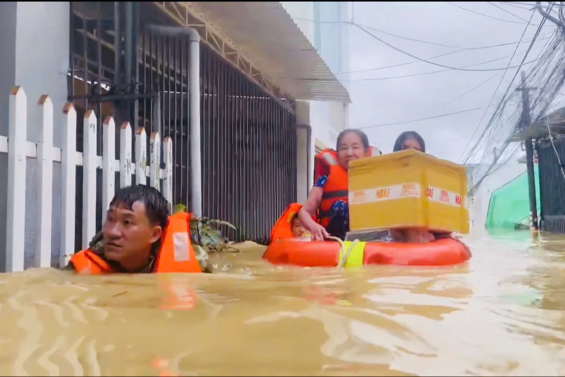 Cán bộ, chiến sĩ Vùng 4 Hải quân cứu người dân ra khỏi khu vực nguy hiểm