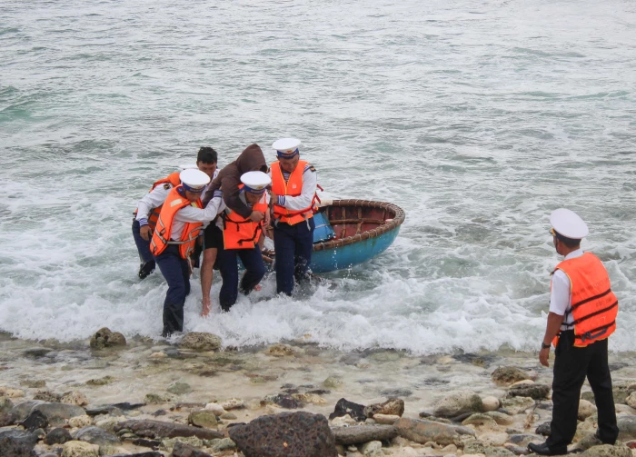 Bệnh xá đảo Song Tử Tây cấp cứu ngư dân bị giảm áp do lặn sâu