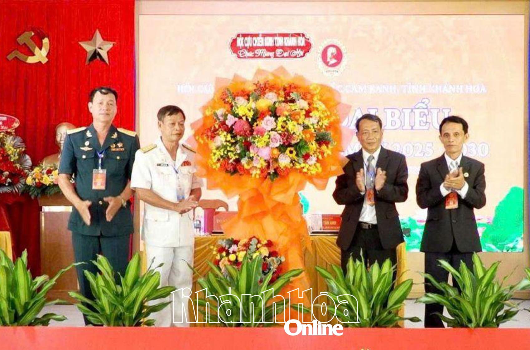 Hội Cựu chiến binh tỉnh Khánh Hòa tặng hoa chúc mừng đại hội.