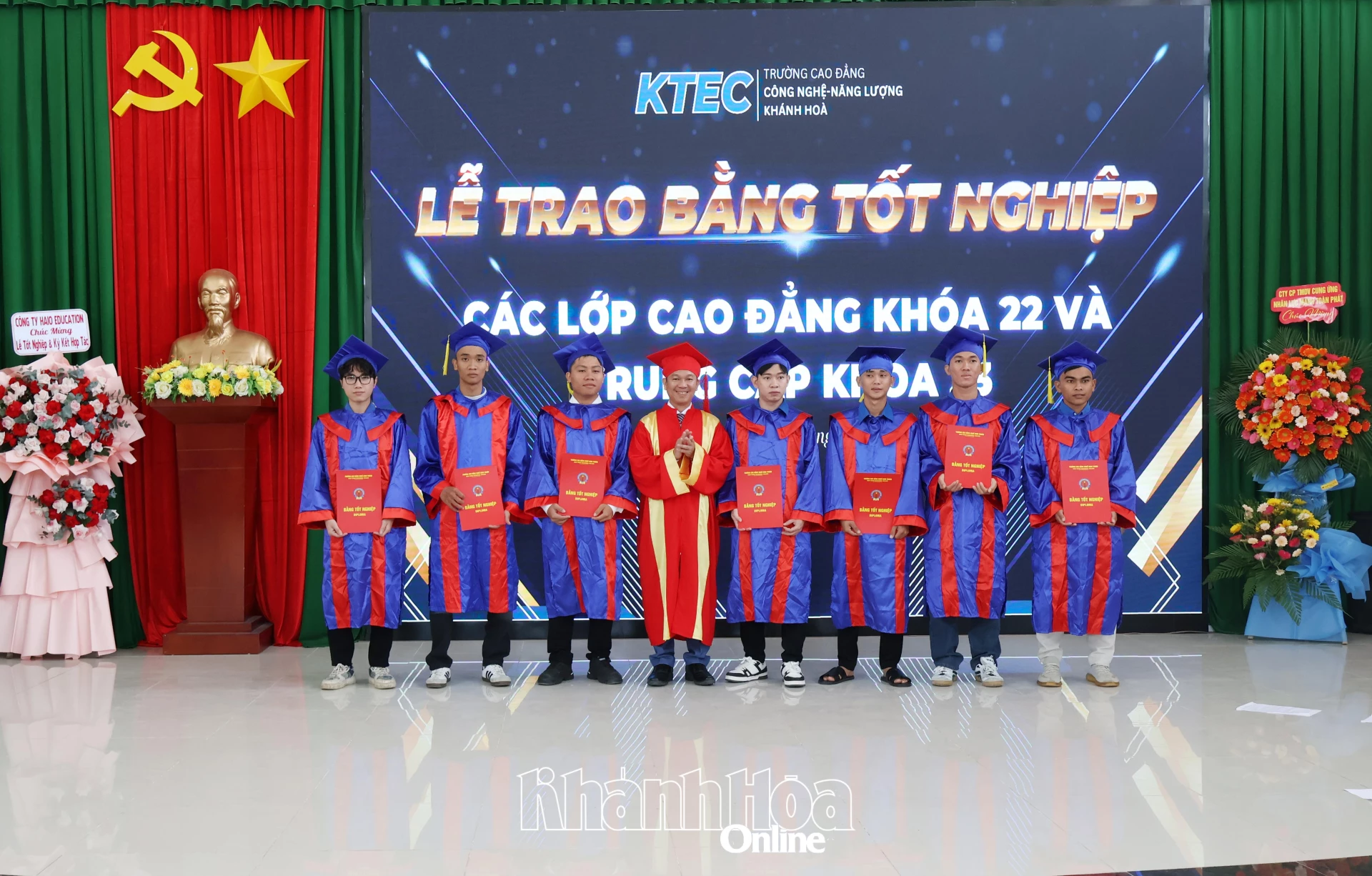 Trường Cao đẳng Công nghệ - Năng lượng Khánh Hòa trao bằng tốt nghiệp cho các sinh viên.