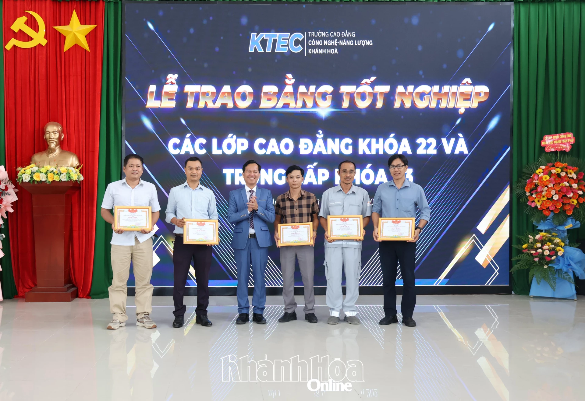 Lãnh đạo Trường Cao đẳng Công nghệ - Năng lượng Khánh Hòa tặng giấy khen cho các cá nhân đạt thành tích trong Hội thi thiết bị đào tạo tự làm tỉnh Khánh Hòa năm 2025.