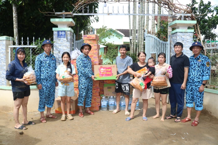 Lữ đoàn 189 Hải quân hỗ trợ nhân dân vùng lũ lụt