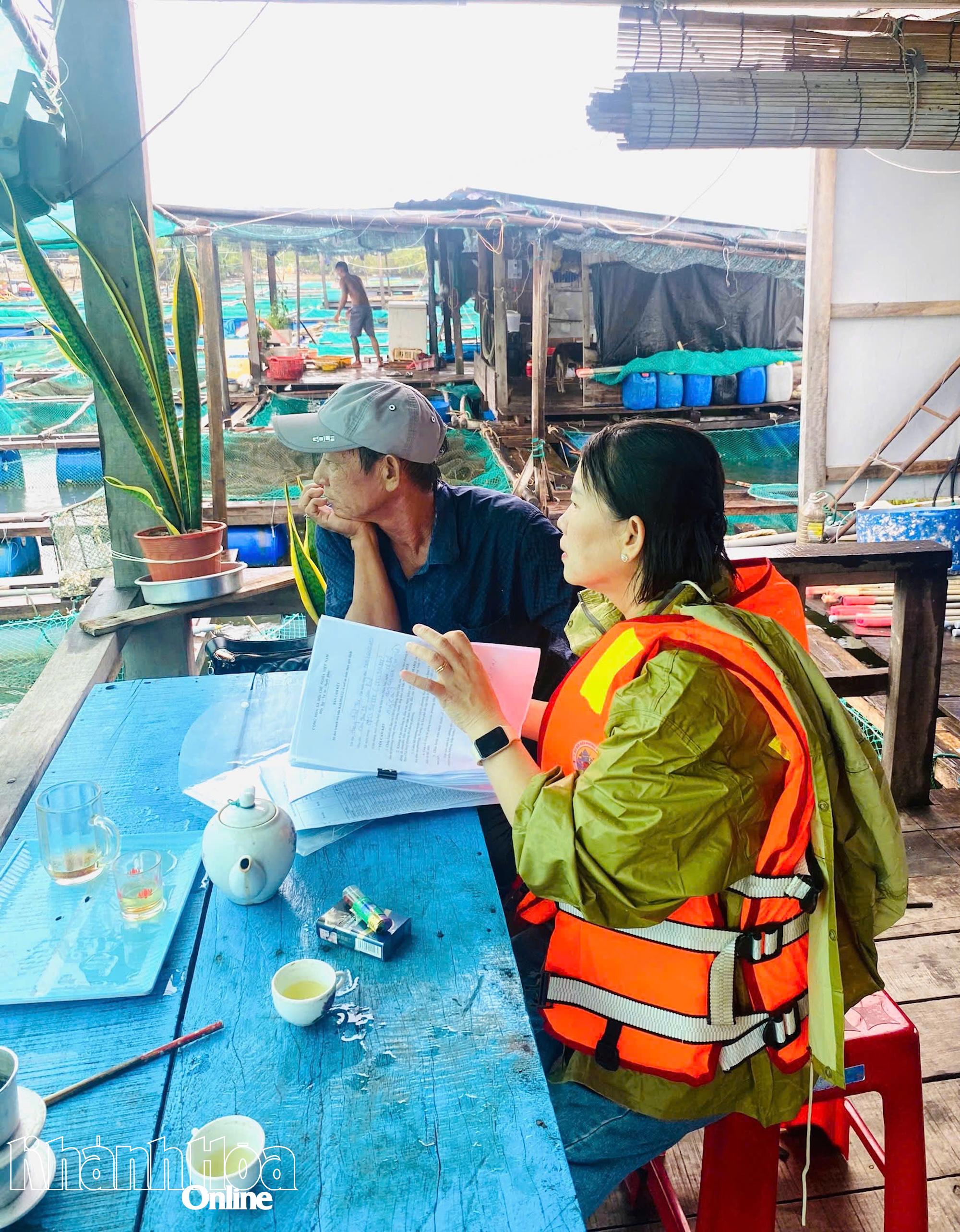 Đại diện UBND phường Ninh Chử tuyên truyền, vận động chủ bè nuôi trồng thủy sản trên địa bàn ký cam kết thực hiện phương án phòng, tránh bão an toàn.