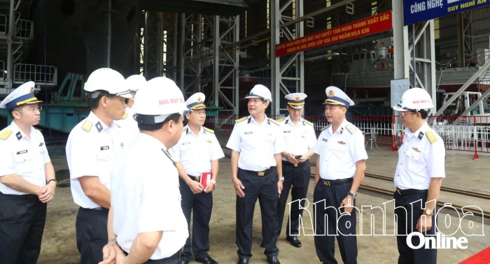 Tư lệnh Vùng 4 Hải quân kiểm tra công tác phòng, chống bão số 13