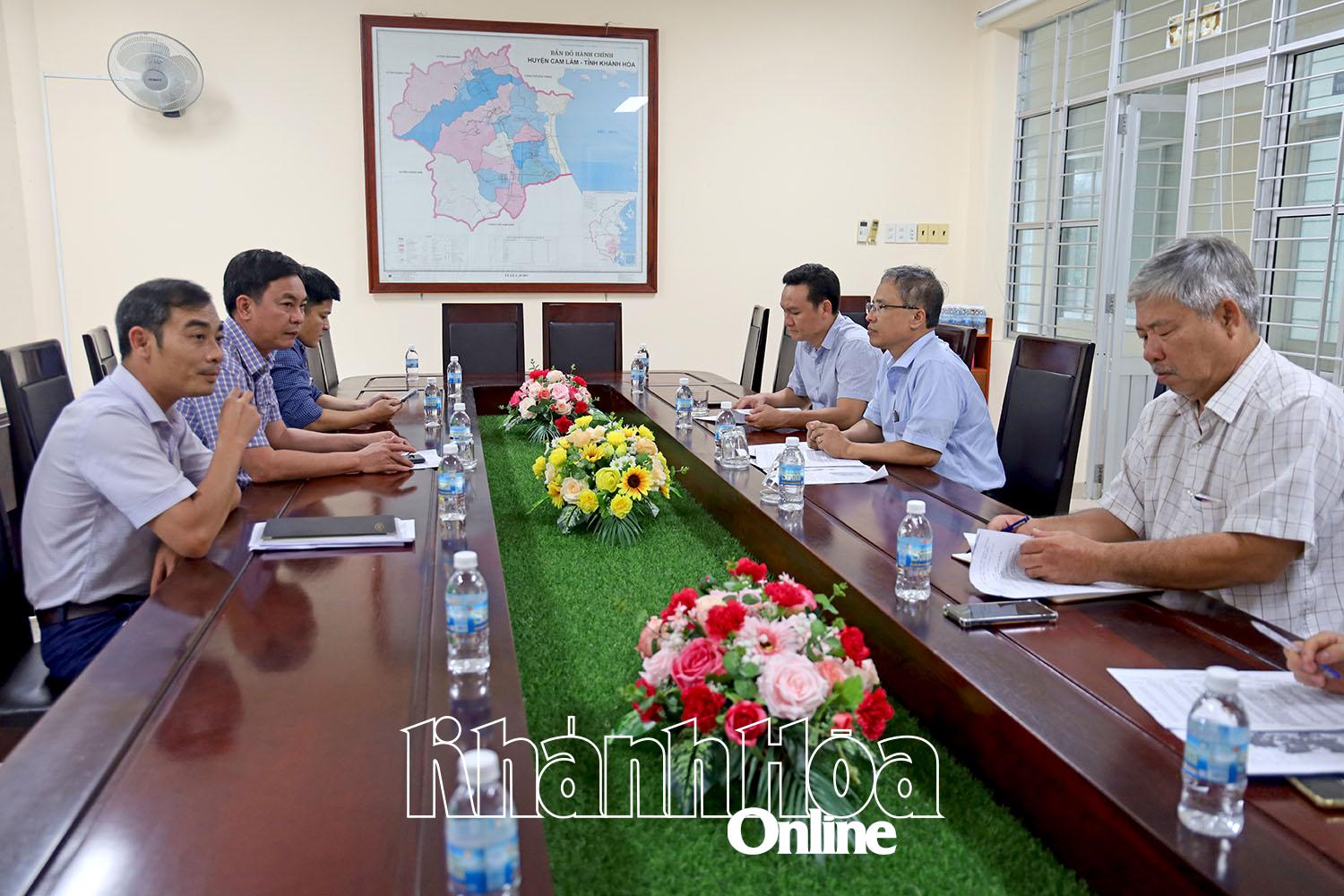 Lãnh đạo xã Cam Lâm báo cáo Phó Chủ tịch UBND tỉnh Trần Hòa Nam về công tác ứng phó với mưa lụt.  