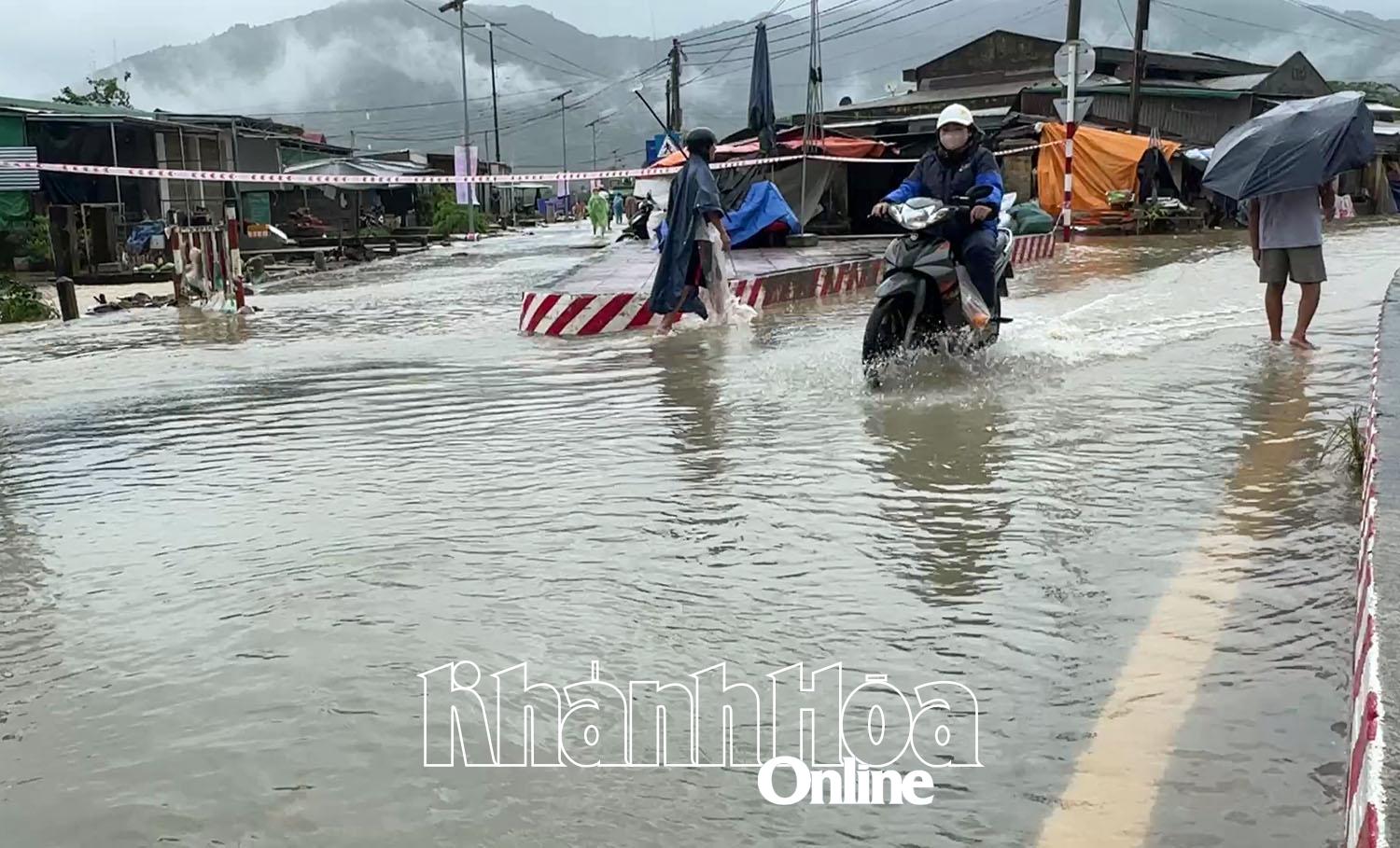 Khu vực ngã ba chợ Tân Xương (xã Suối Dầu) đã giảm ngập lụt. 