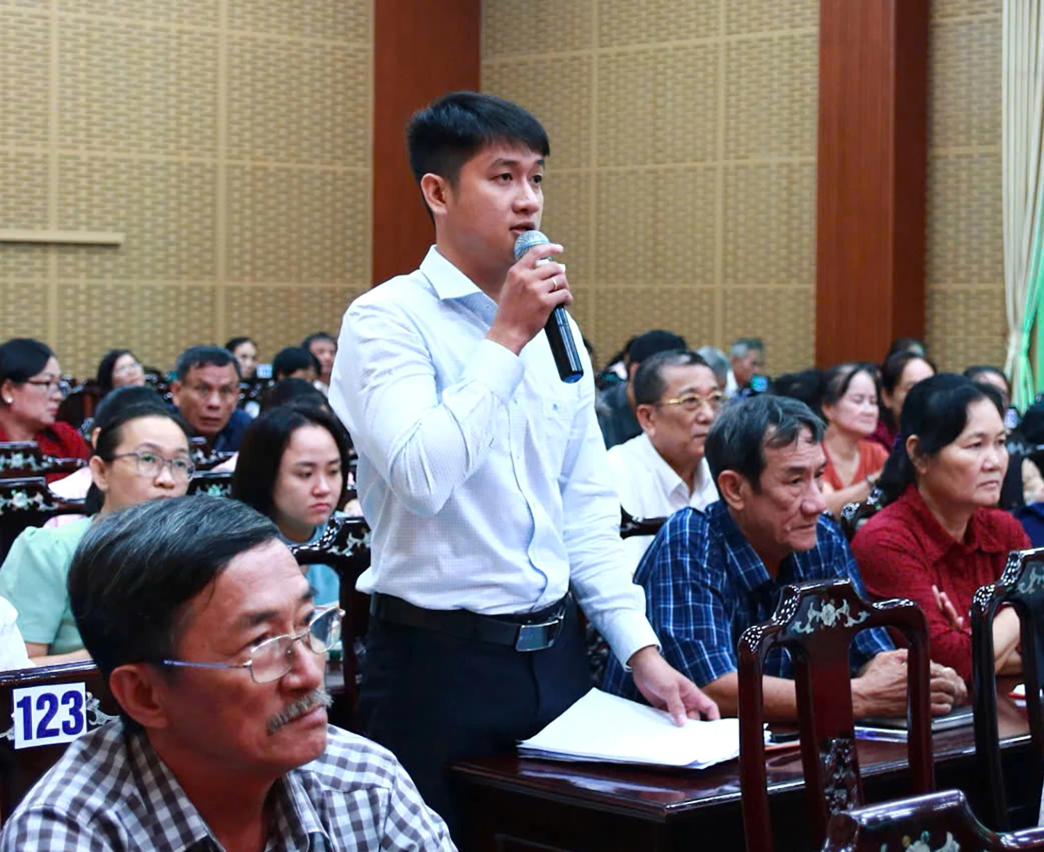 Cử tri phường Phan Rang kiến nghị tại buổi tiếp xúc cử tri.

