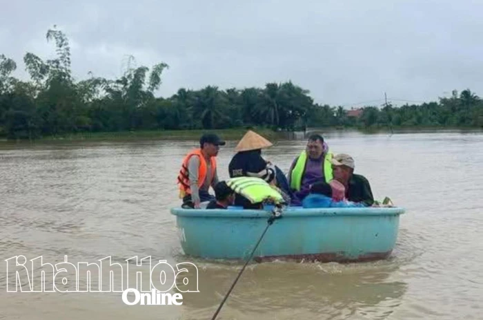 Thuyền thúng hoá “phao cứu sinh” giữa lũ