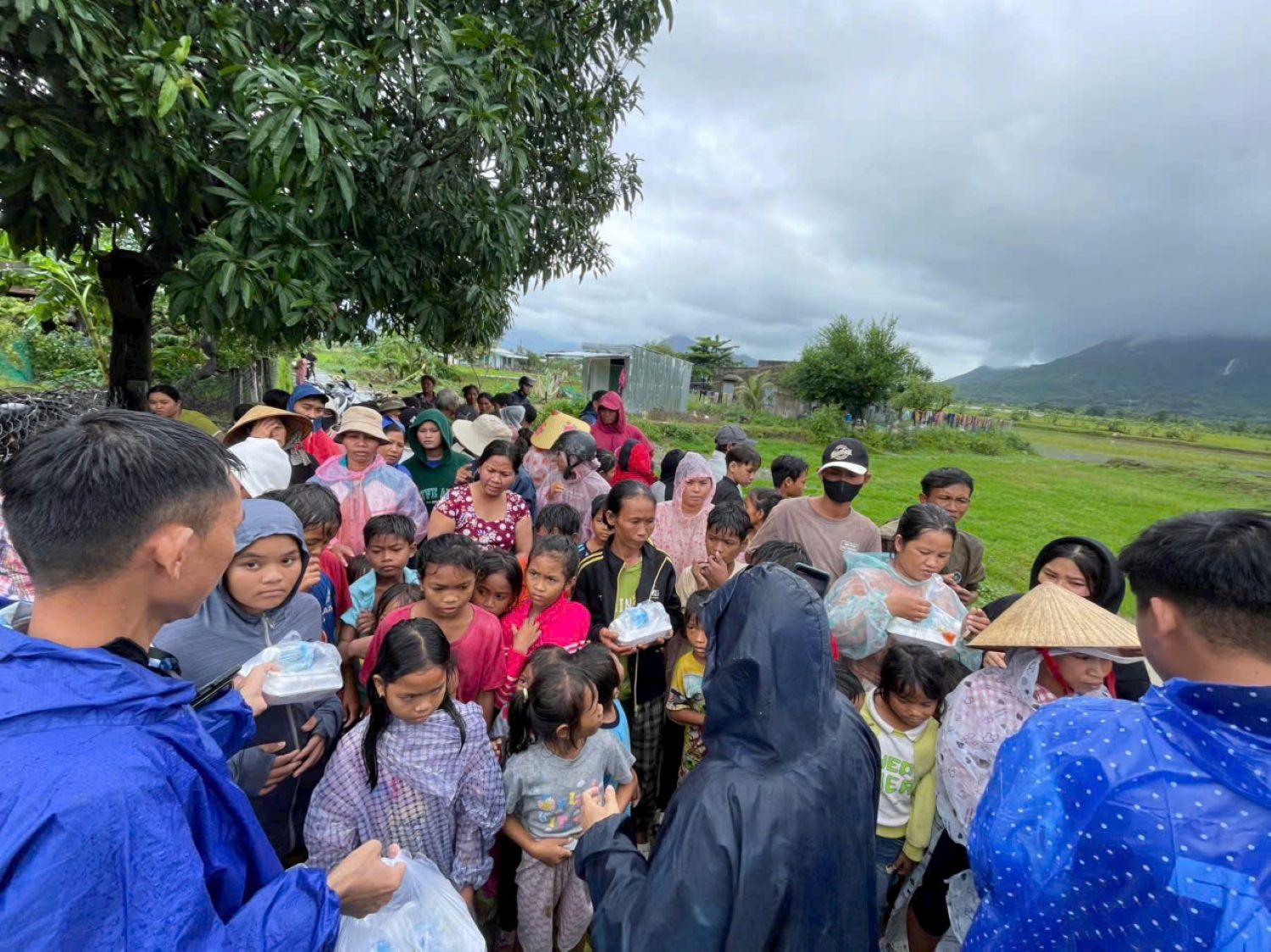 Cứu trợ đồng bào dân tộc thiểu số phường Ba Ngòi.
