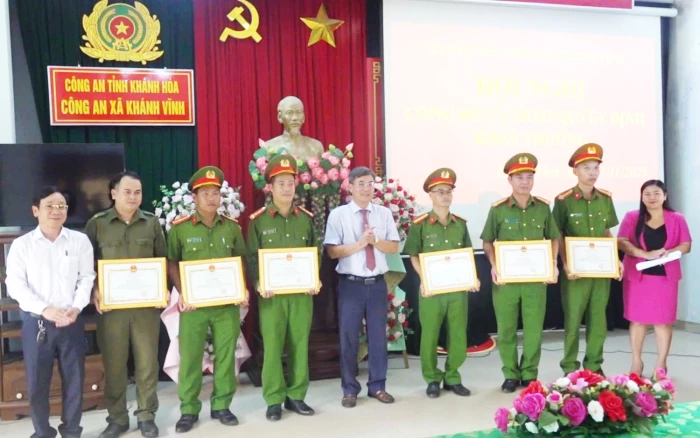 Khen thưởng lực lượng Công an xã Khánh Vĩnh trong phối hợp đấu tranh, truy xét đối tượng liên quan đến ma túy