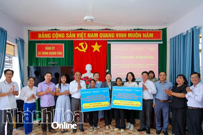 Hỗ trợ kinh phí xây nhà cho 2 hộ dân ở xã Trung Khánh Vĩnh