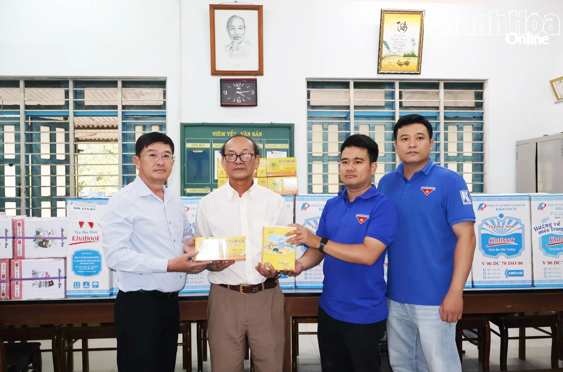 Lãnh đạo Báo và Phát thanh, Truyền hình Khánh Hòa cùng đại diện Khatoco tặng quà tại Trường THCS Mạc Đĩnh Chi.
