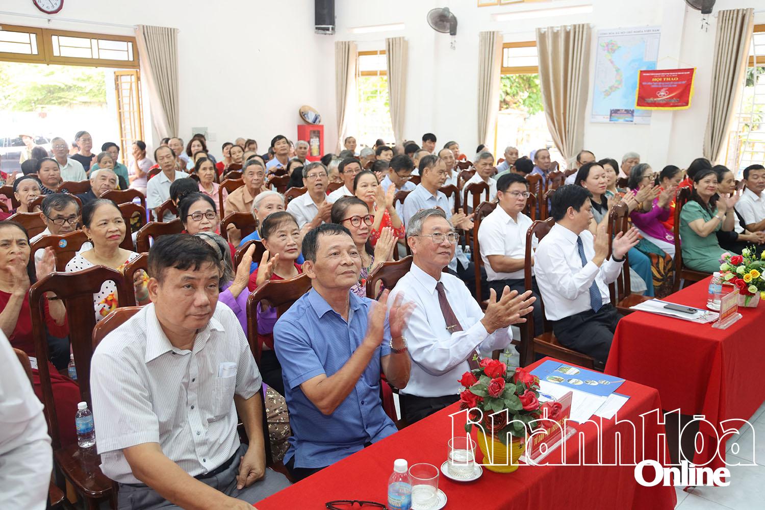 Đông đảo bà con khu dân cư tới dự ngày hội. 