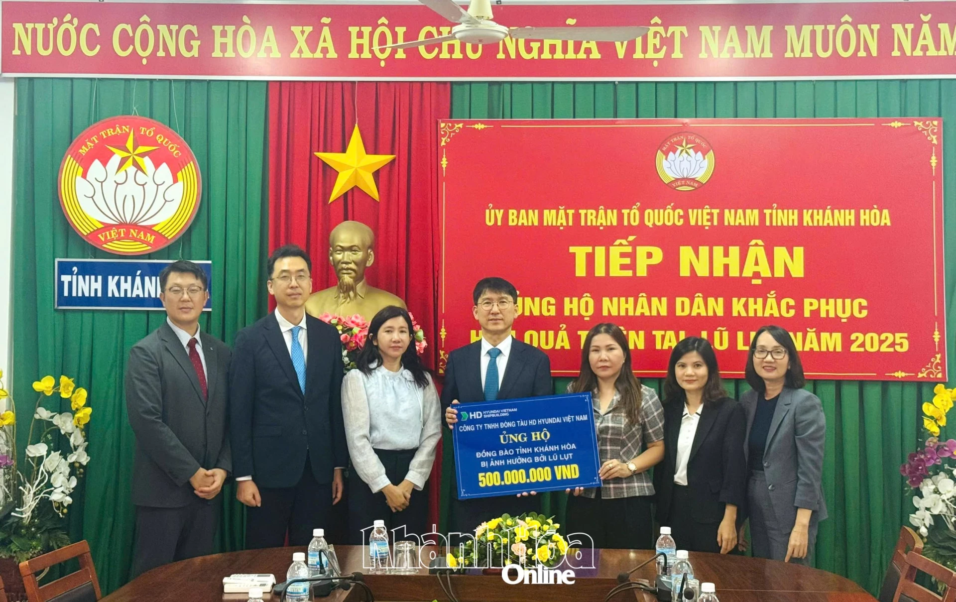 Đại diện Công ty TNHH Đóng tàu HD Hyundai Việt Nam trao bảng tượng trưng kinh phí ủng hộ khắc phục thiệt hại do mưa lũ cho lãnh đạo Ủy ban MTTQ Việt Nam tỉnh.