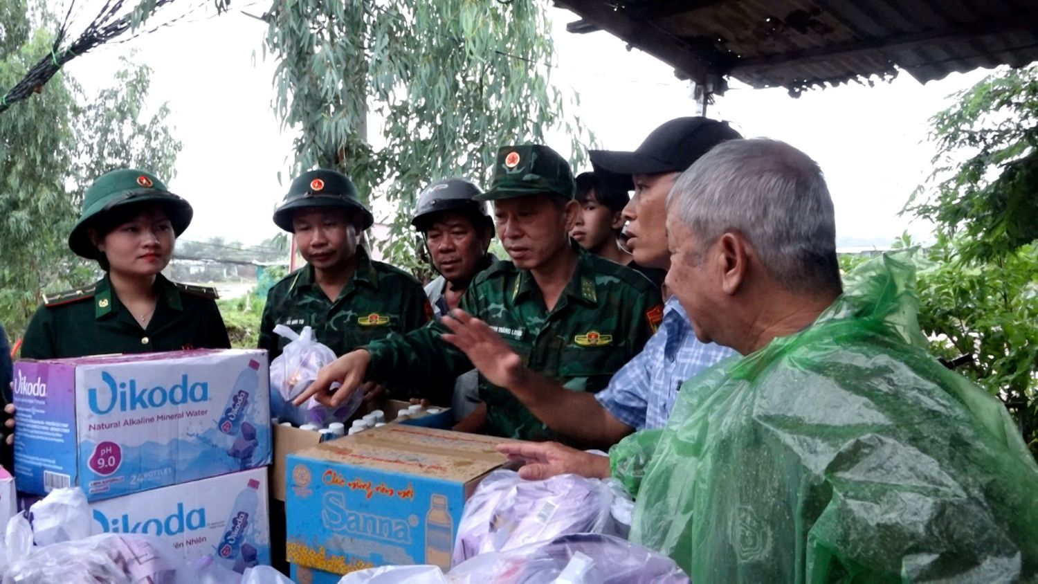 Đại tá Phan Thăng Long - Chỉ huy trưởng Bộ đội Biên phòng tỉnh tặng quà người dân vùng lũ.