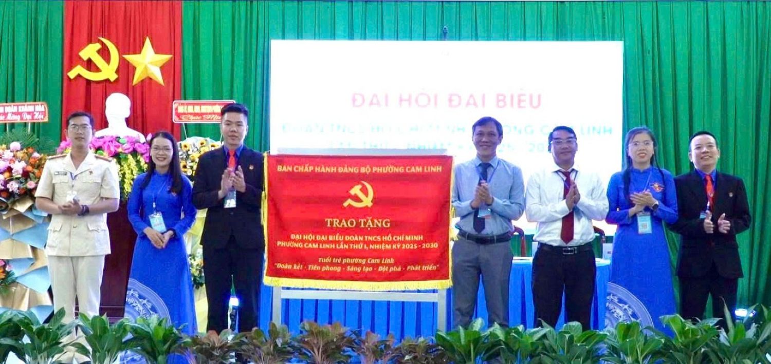 Ban Chấp hành Đảng bộ phường Cam Linh trao bức trướng chúc mừng đại hội.