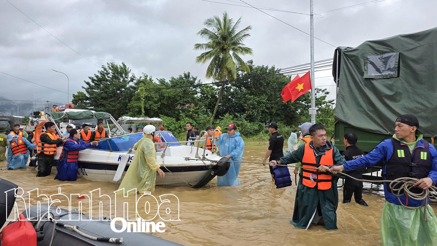 Rất nhiều ca nô của các đơn vị du lịch được huy động để giúp dân.