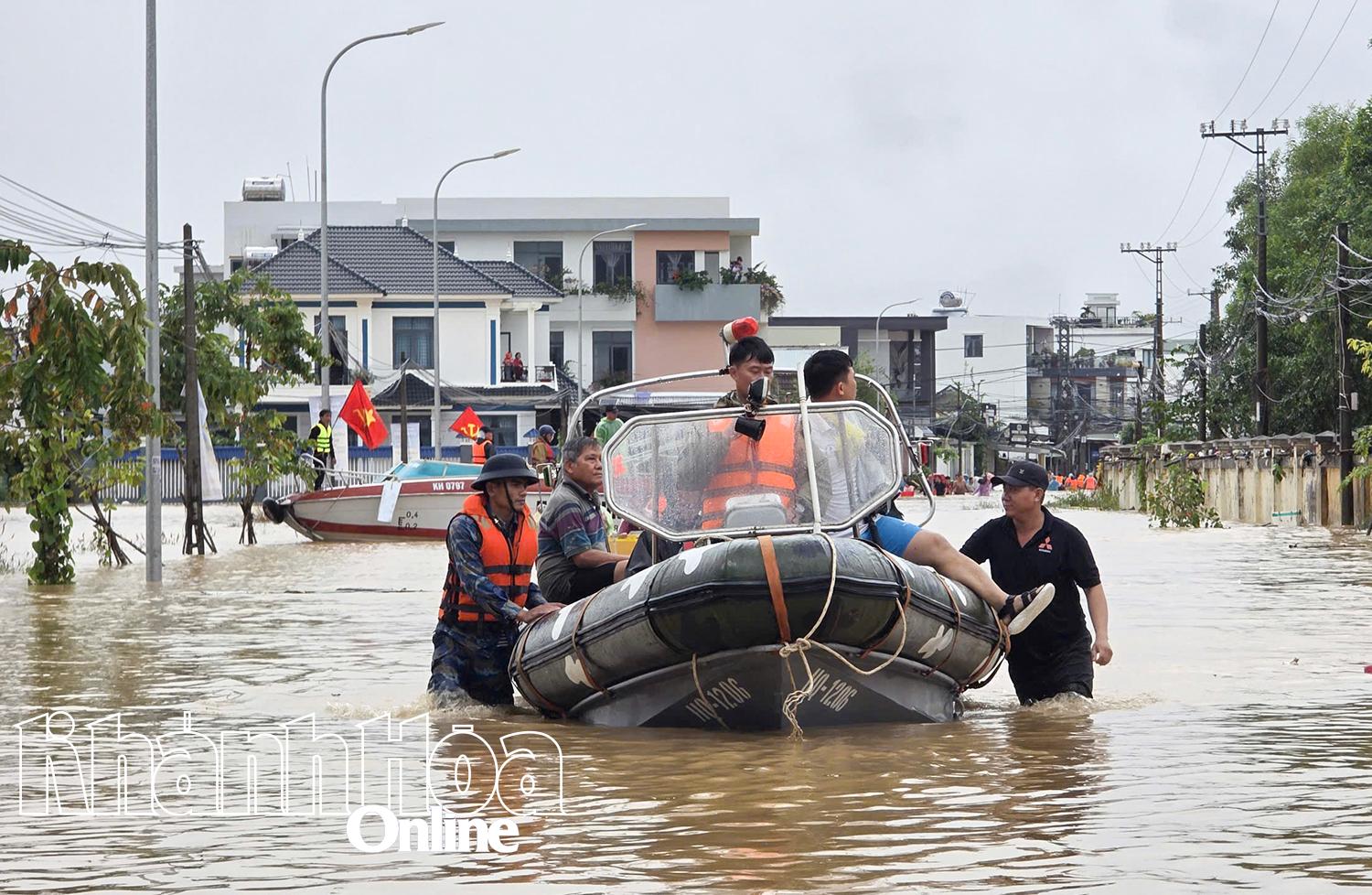 Xuồng chuyên dụng của Vùng 4 Hải quân đưa người dân ra khỏi vùng lũ.