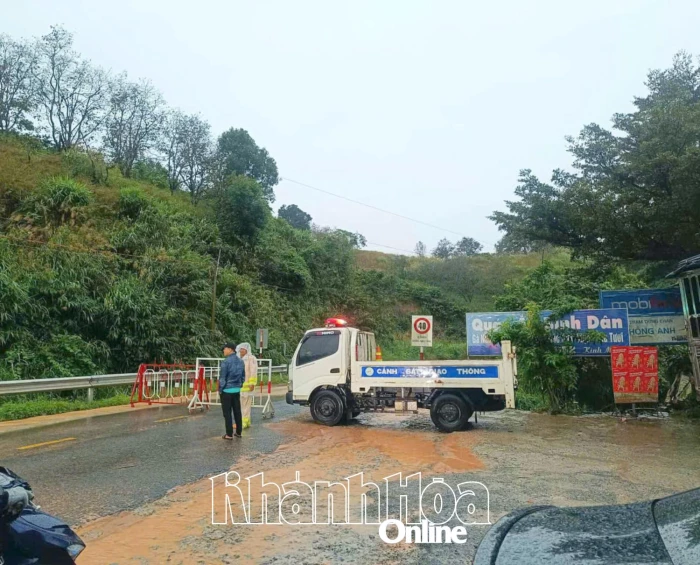 Đèo Ngoạn Mục tạm thời phong tỏa do xuất hiện 10 điểm sạt lở