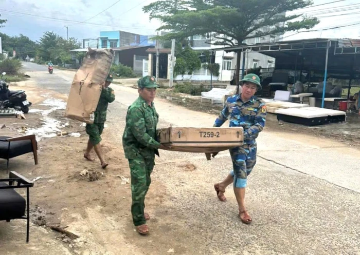 Bộ đội Biên phòng Khánh Hòa giúp Nhân dân khắc phục hậu quả mưa lũ