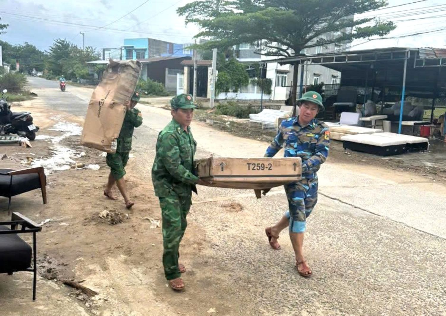 Lực lượng Biên phòng tỉnh chuyển tài sản giúp dân.
