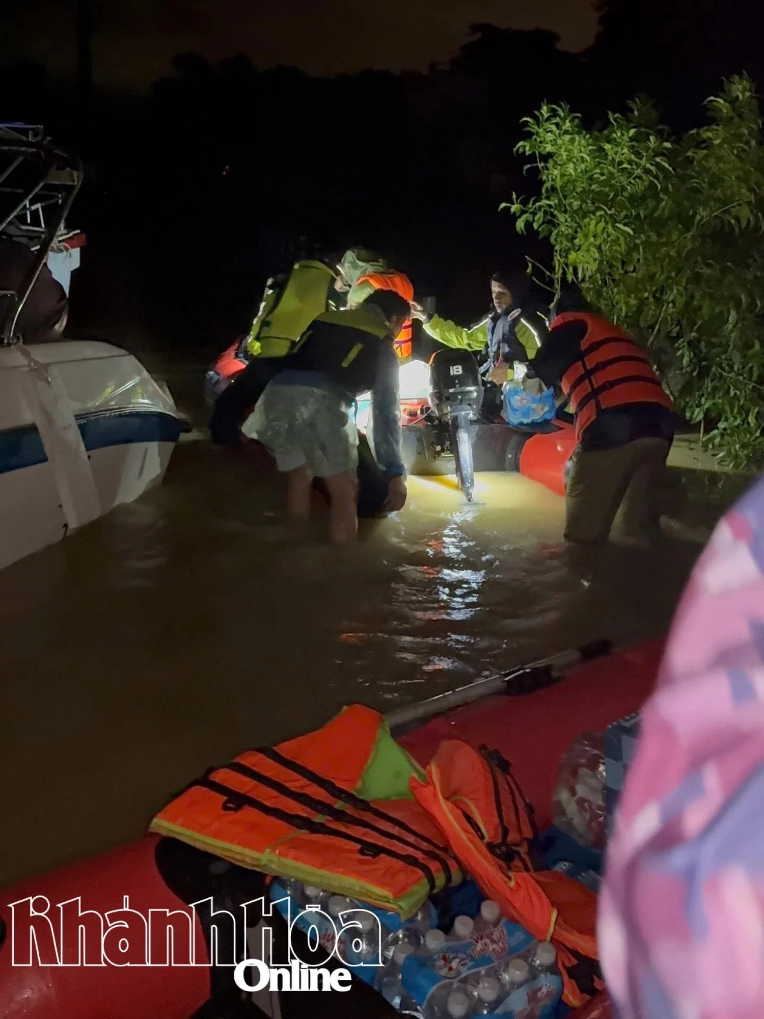 Các thành viên đi xuồng vào cứu hộ người dân tại đường Võ nguyên Giáp (phường Nam Nha Trang).