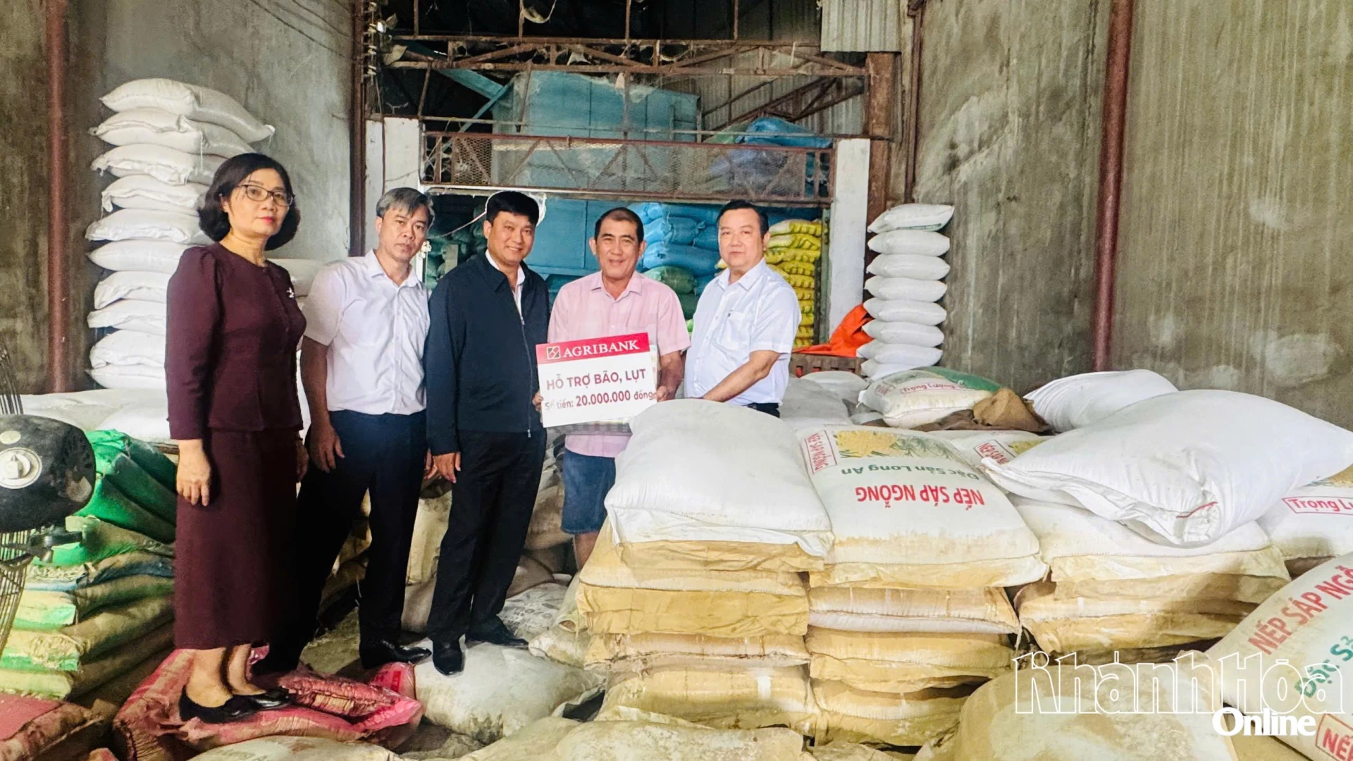 Tổng Giám đốc Agribank Phạm Toàn Vượng động viên, trao quà hỗ trợ cho hộ ông Ngô Bá Phước (xã Diên Khánh).