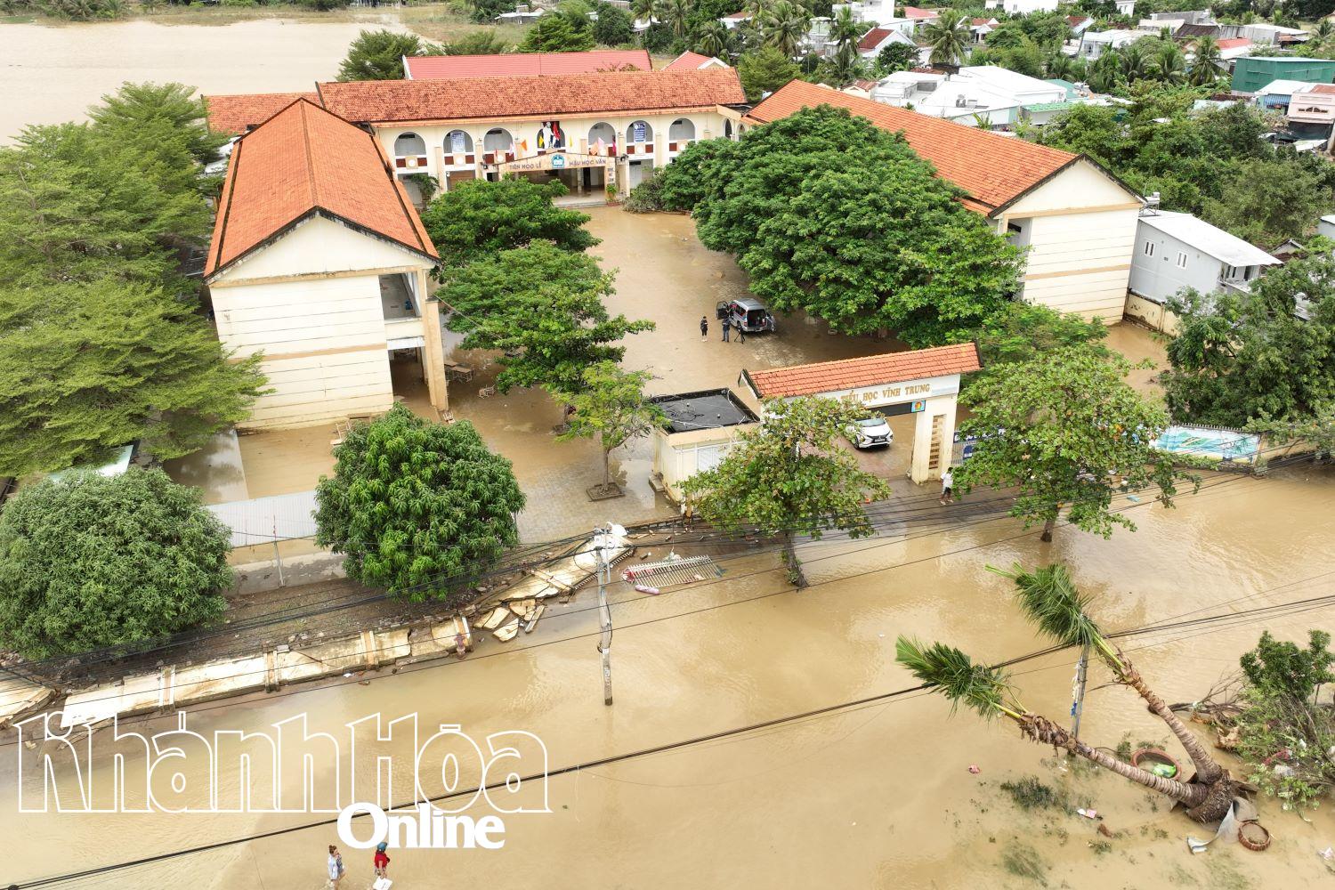 Toàn cảnh Trường Tiểu học Vĩnh Trung (phường Tây Nha Trang) sau đợt mưa lũ vừa qua. Ảnh chụp ngày 22-11.