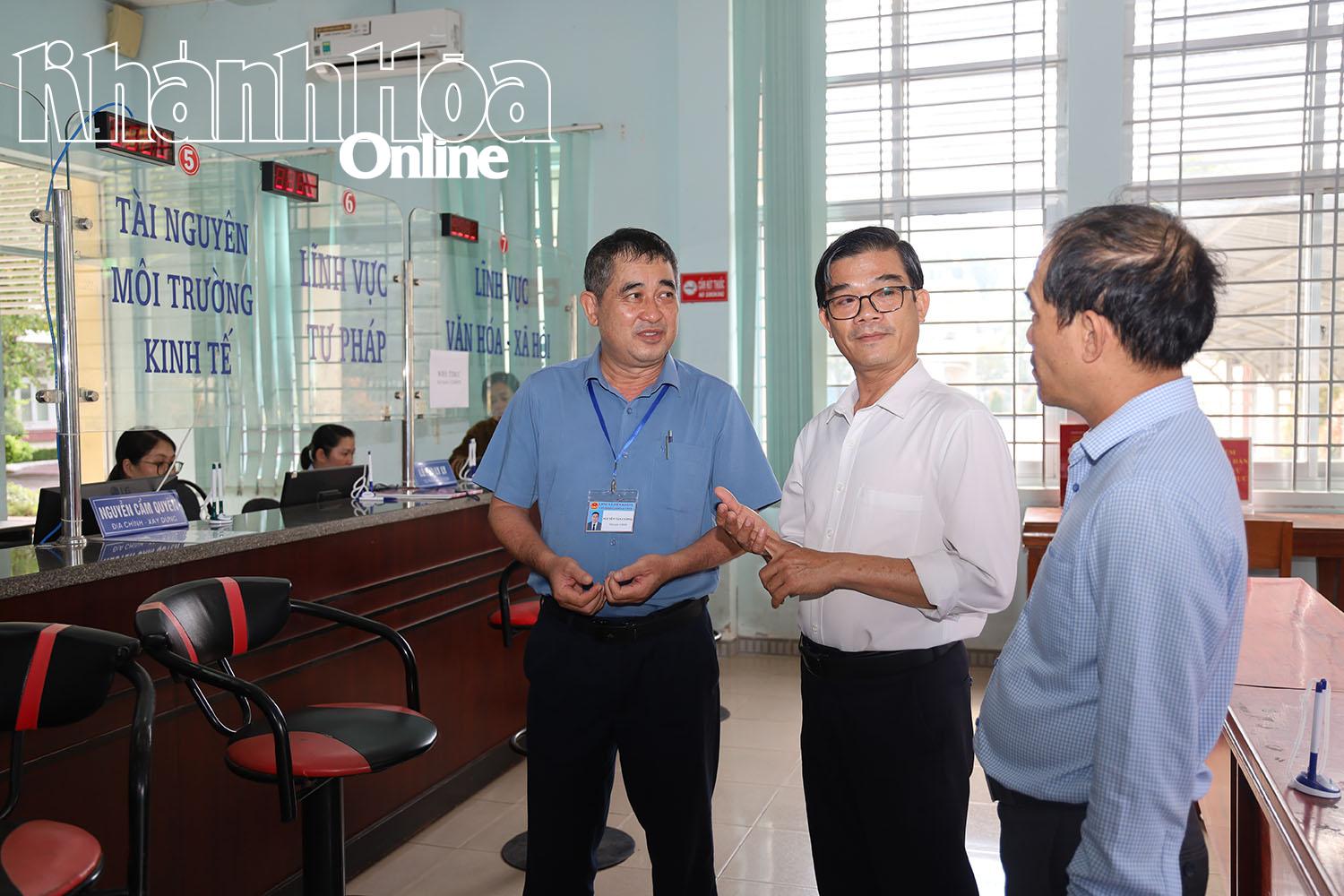 Đoàn kiểm tra số 1 kiểm tra tại bộ phận một cửa xã Diên Khánh.