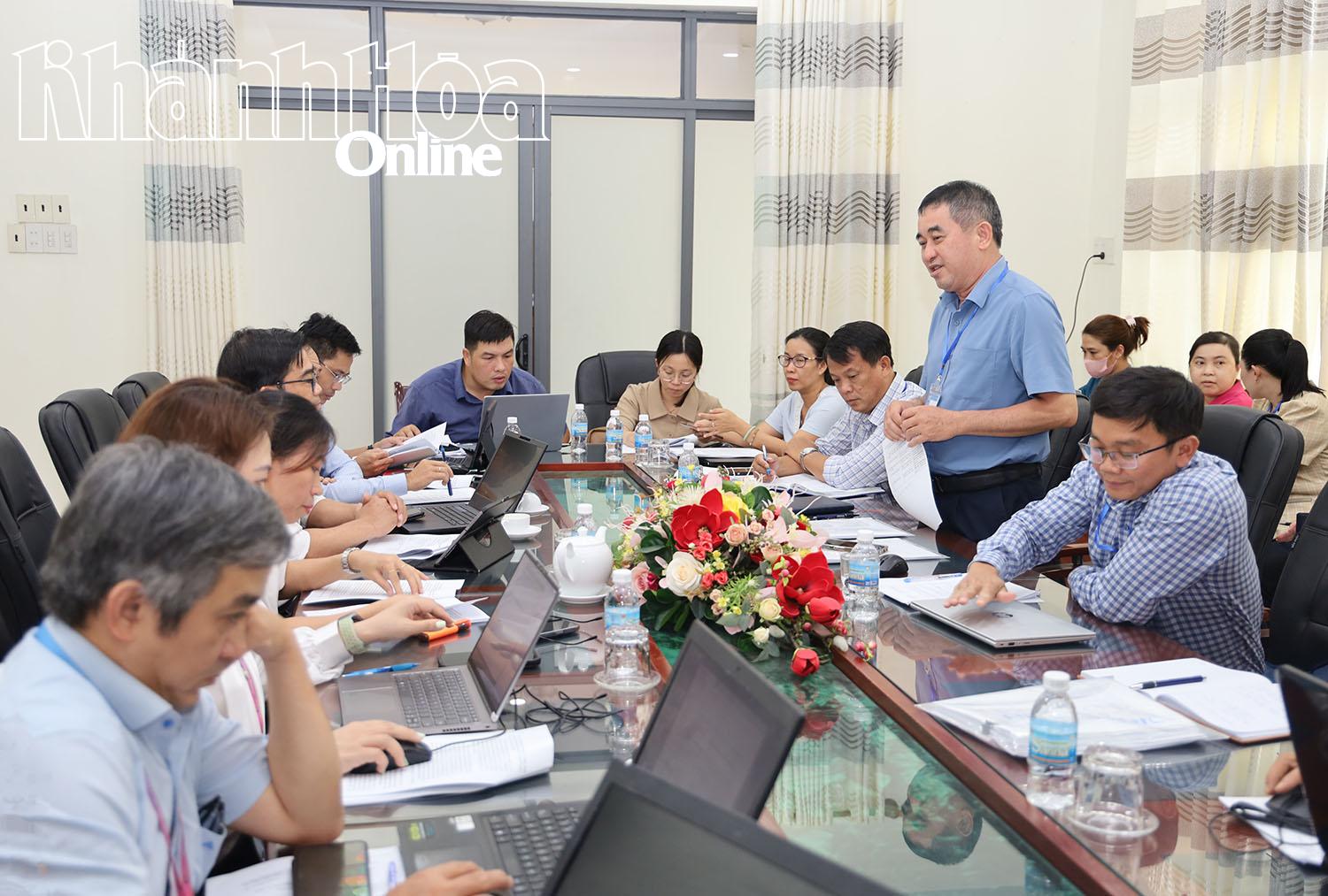 Lãnh đạo xã Diên Khánh tiếp thu ý kiến của đoàn kiểm tra.  