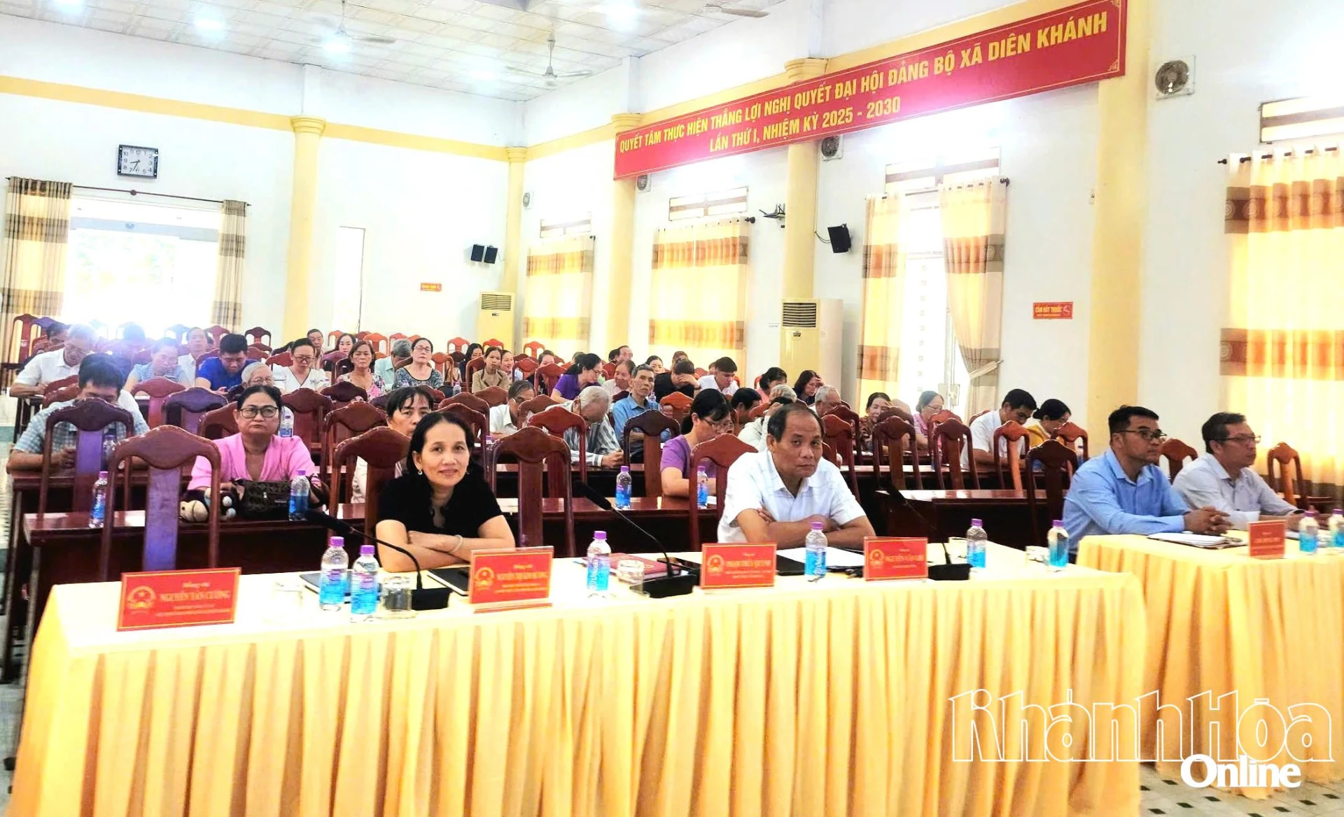 Các đại biểu tham dự hội nghị tiếp xúc cử tri.