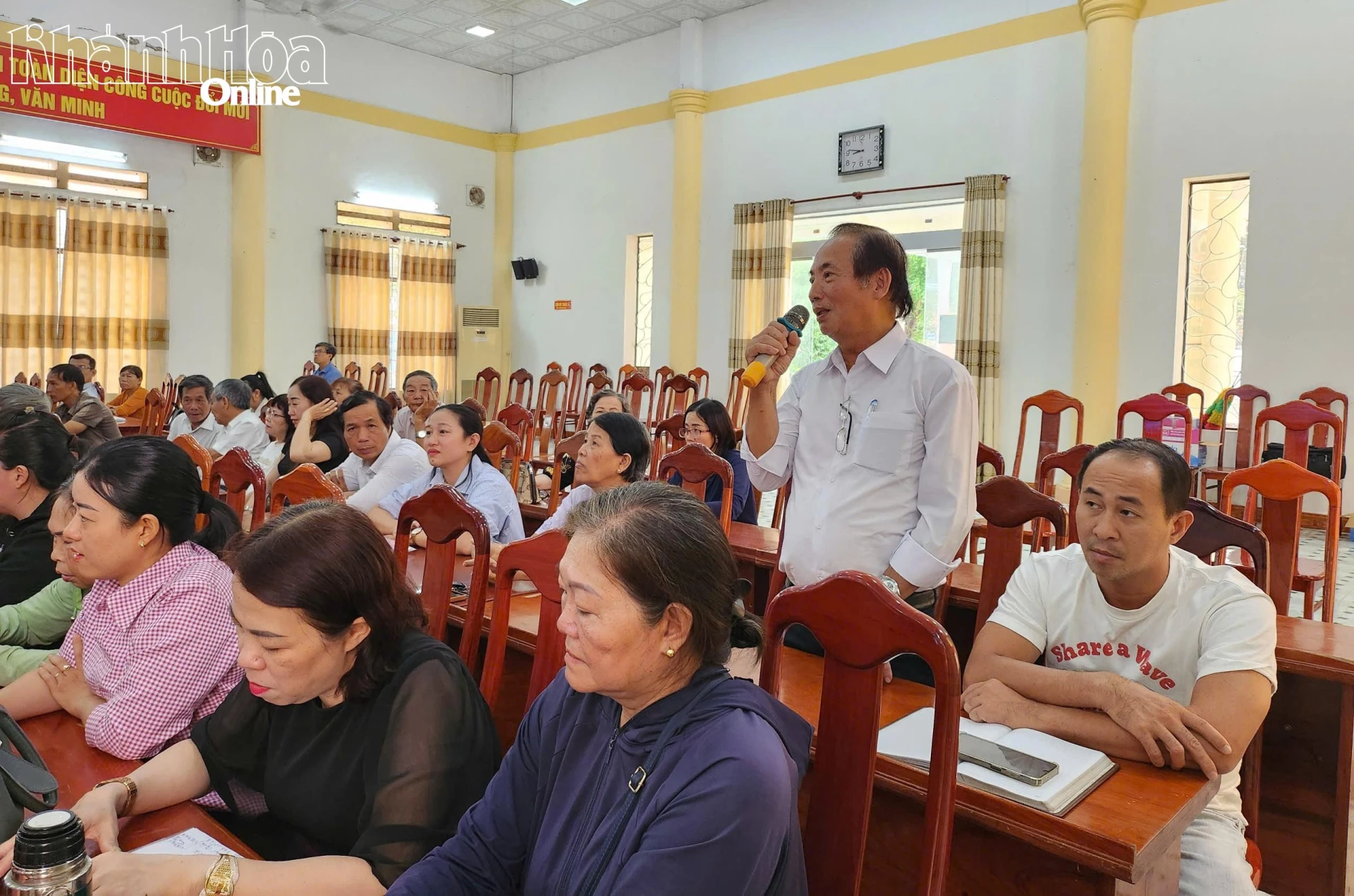 Cử tri phát biểu kiến nghị.