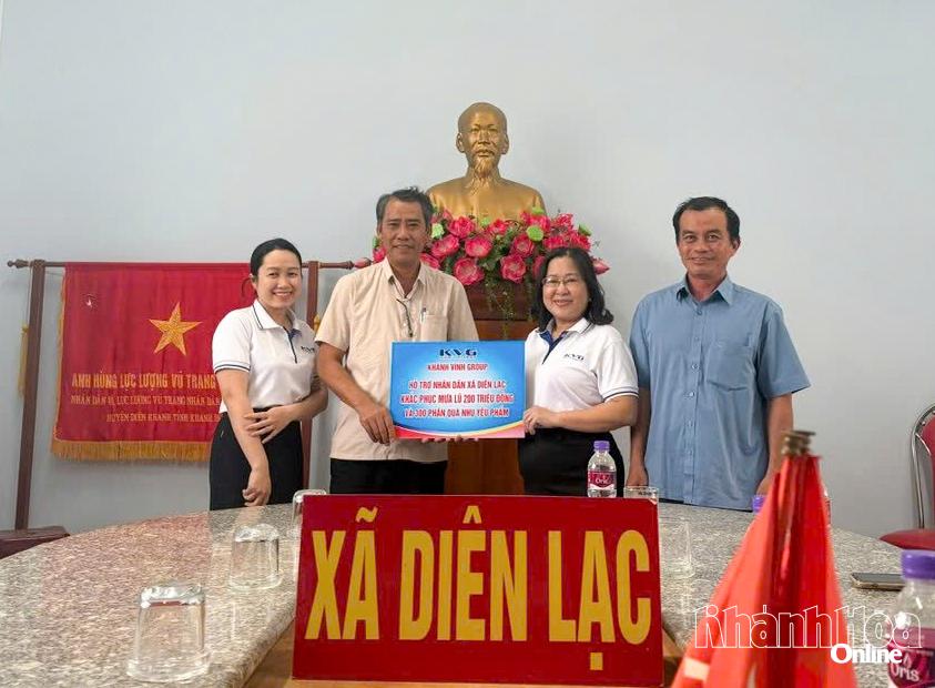 Đại diện Công ty Khánh Vĩnh Group trao bảng tượng trưng 200 triệu đồng cho xã Diên Lạc.