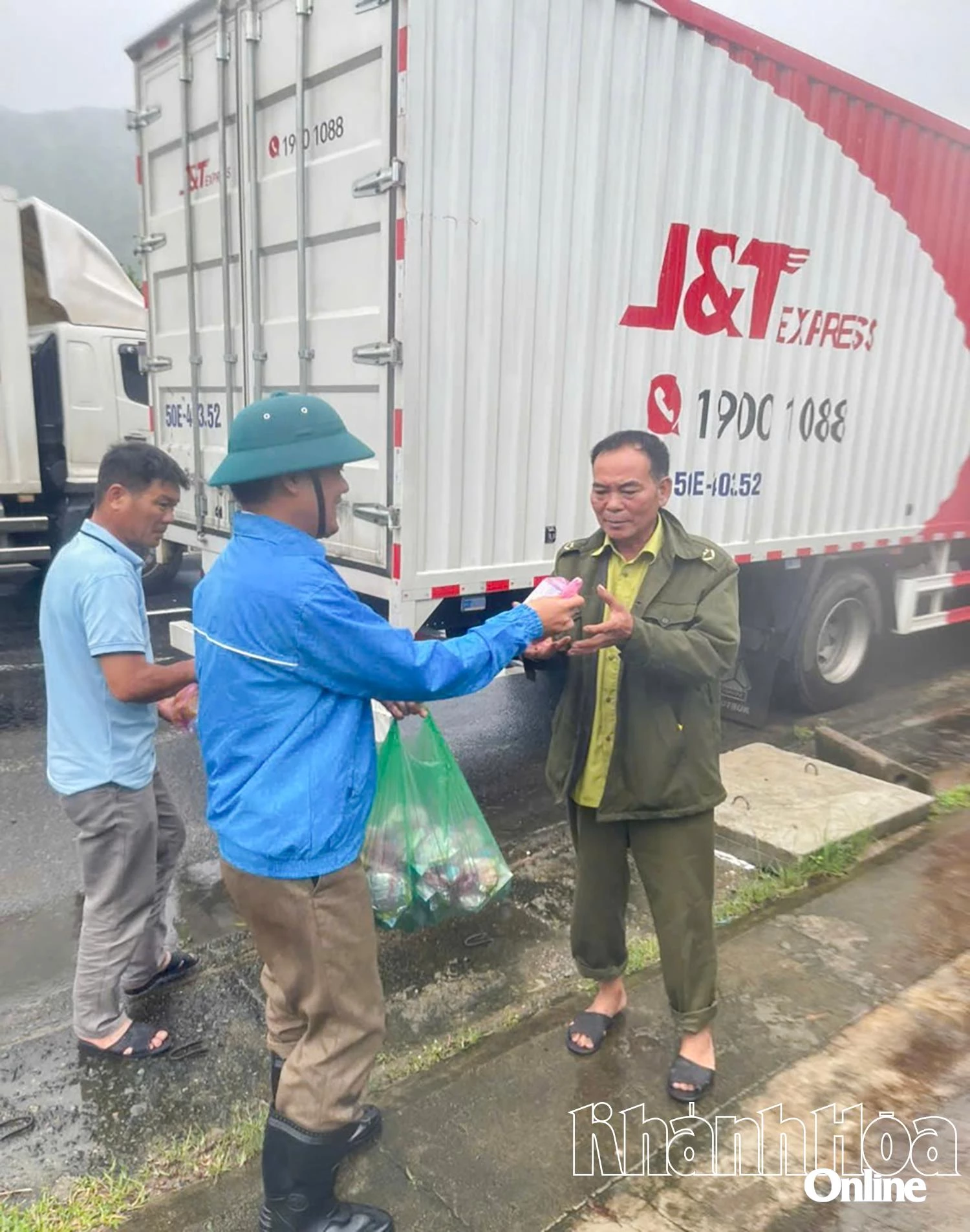 Nhiều tài xế và hành khách được xã Đại Lãnh hỗ trợ nhu yếu phẩm.