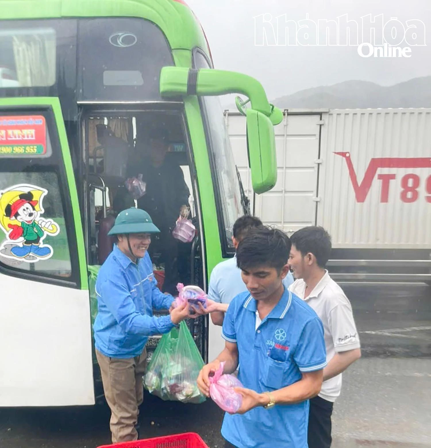 Lãnh đạo UBND xã Đại Lãnh hỗ trợ hành khách bị kẹt lại do sạt lở đường đèo.