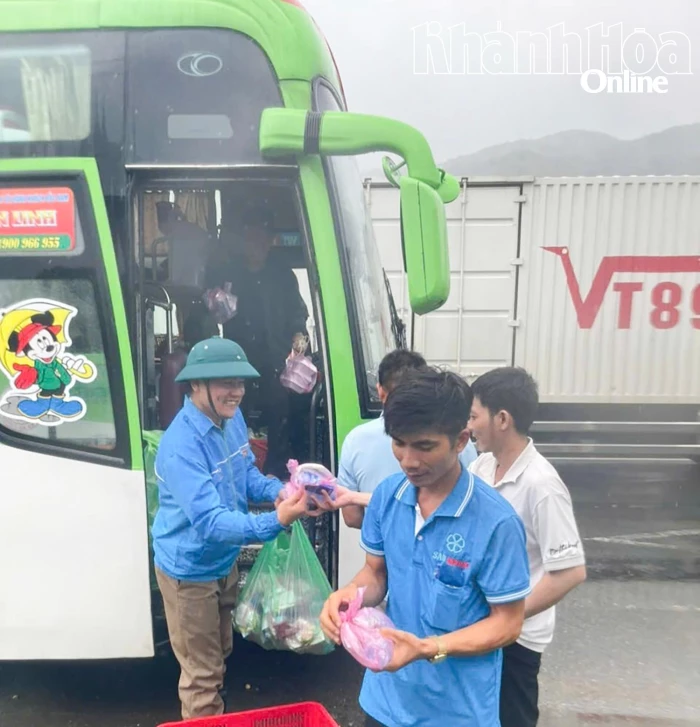 Xã Đại Lãnh hỗ trợ nhu yếu phẩm cho hành khách mắc kẹt trong mưa lũ