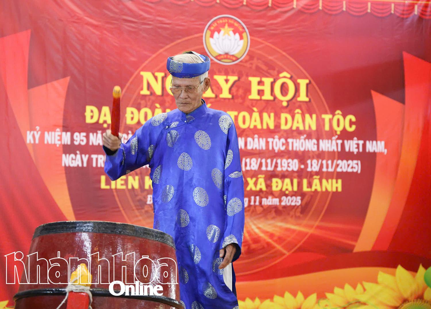 Đại diện người cao tuổi đánh trống khai hội.