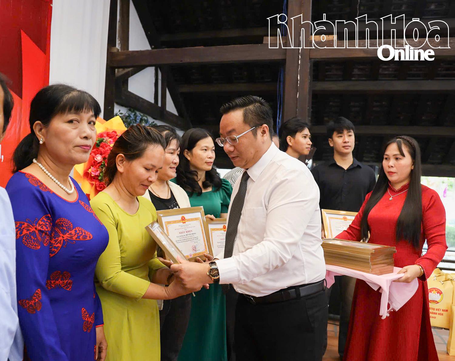 Lãnh đạo xã Đại Lãnh trao giấy khen cho các gia đình tiêu biểu.