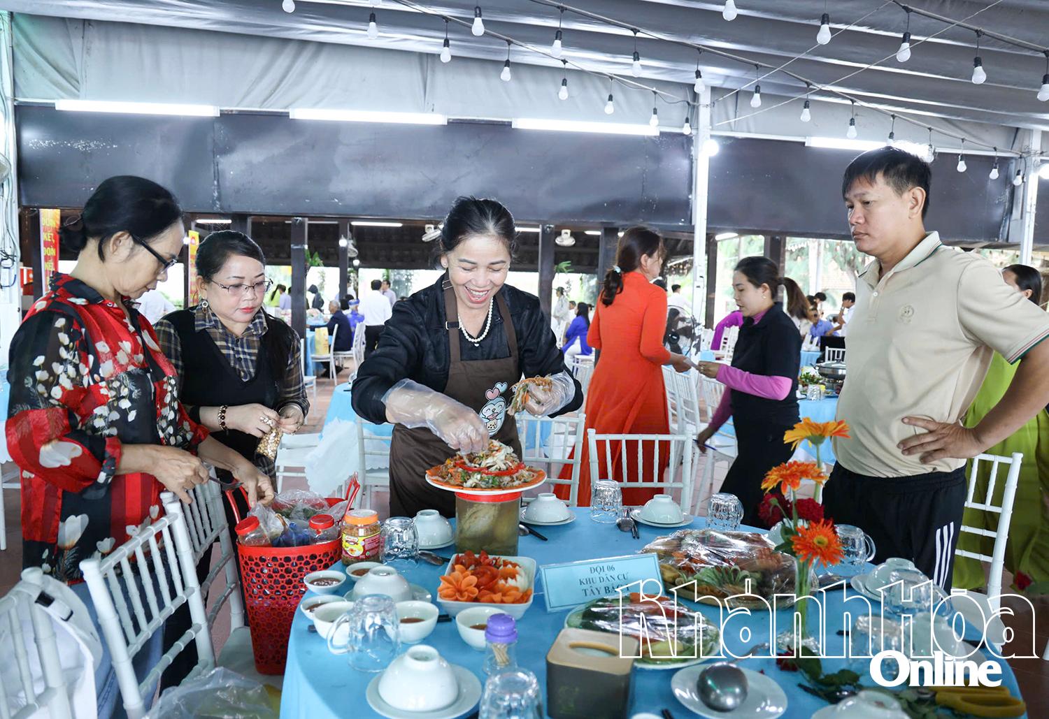 Các đội tham gia thi nội dung ẩm thực tại ngày hội.