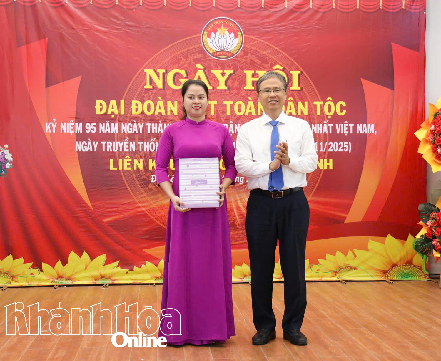 Đồng chí Trần Hòa Nam trao quà cho đại diện Ban Công tác Mặt trận các thôn.