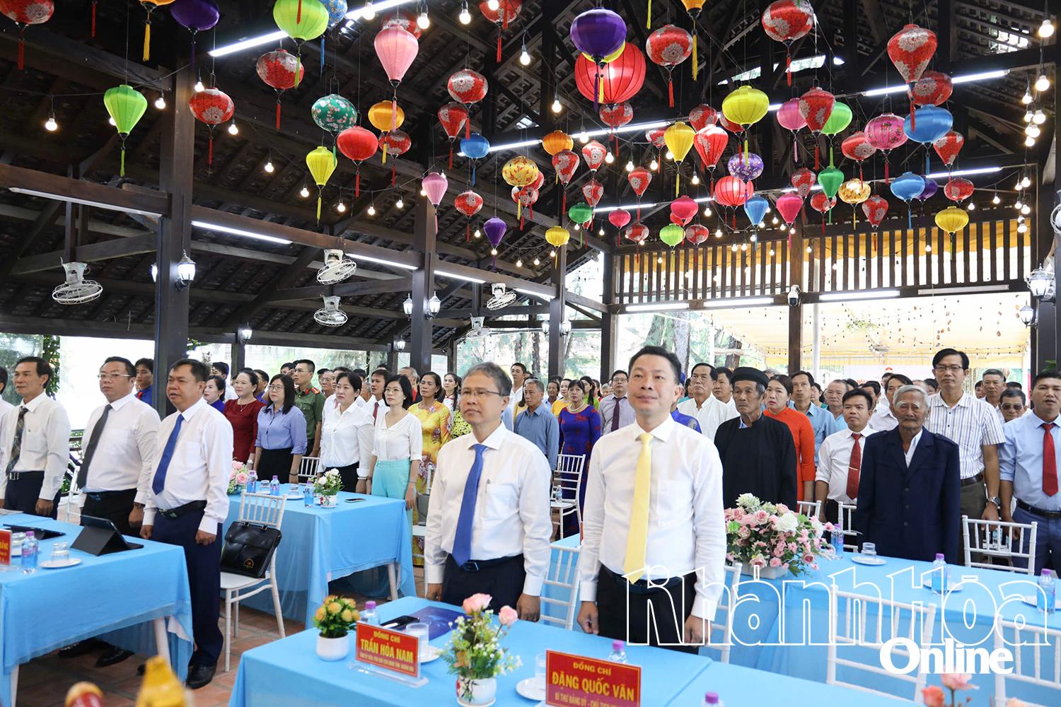 Các đại biểu thực hiện nghi thức chào cờ tại buổi lễ.