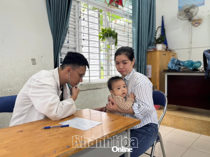 Đoàn bác sĩ TP. Hồ Chí Minh hỗ trợ khám bệnh, phát thuốc miễn phí cho người dân vùng ngập lụt