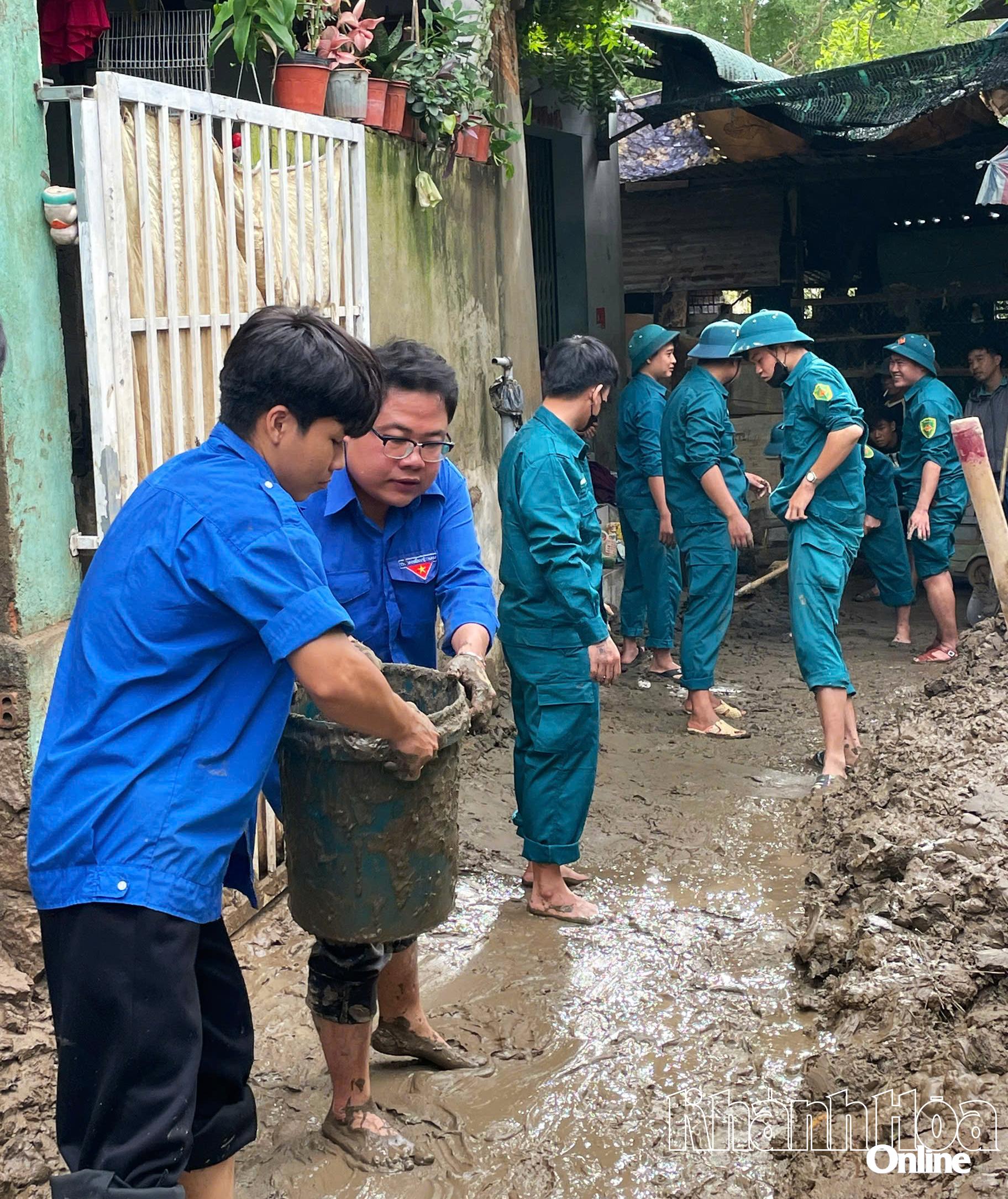 Đoàn viên, thanh niên hỗ trợ người dân dọn dẹp nhà cửa, đường sá sau ngập lụt.

