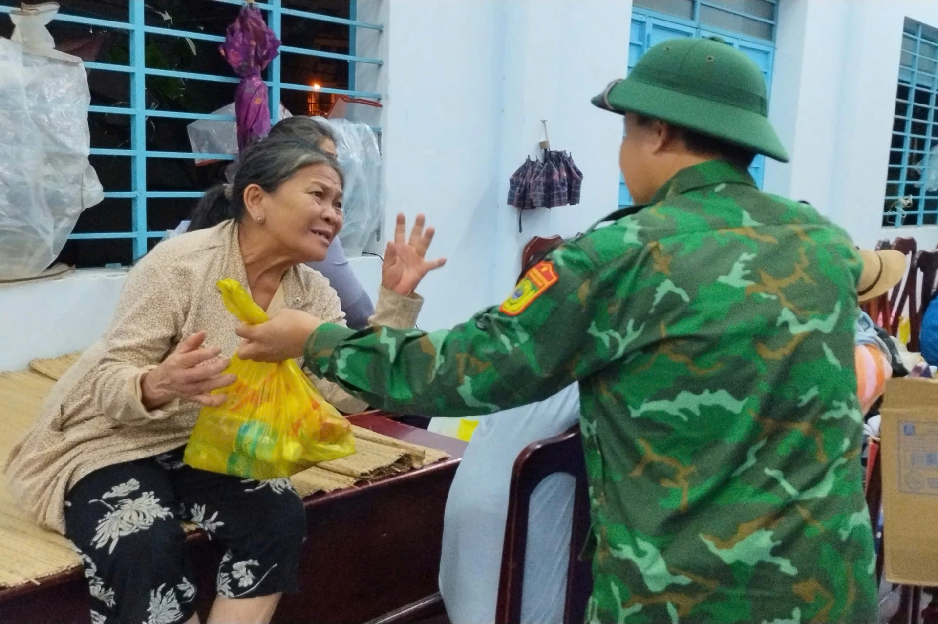 Cán bộ, chiến sĩ Đồn Biên phòng Cửa khẩu cảng Nha Trang trao quà cứu trợ cho người dân vùng lũ.