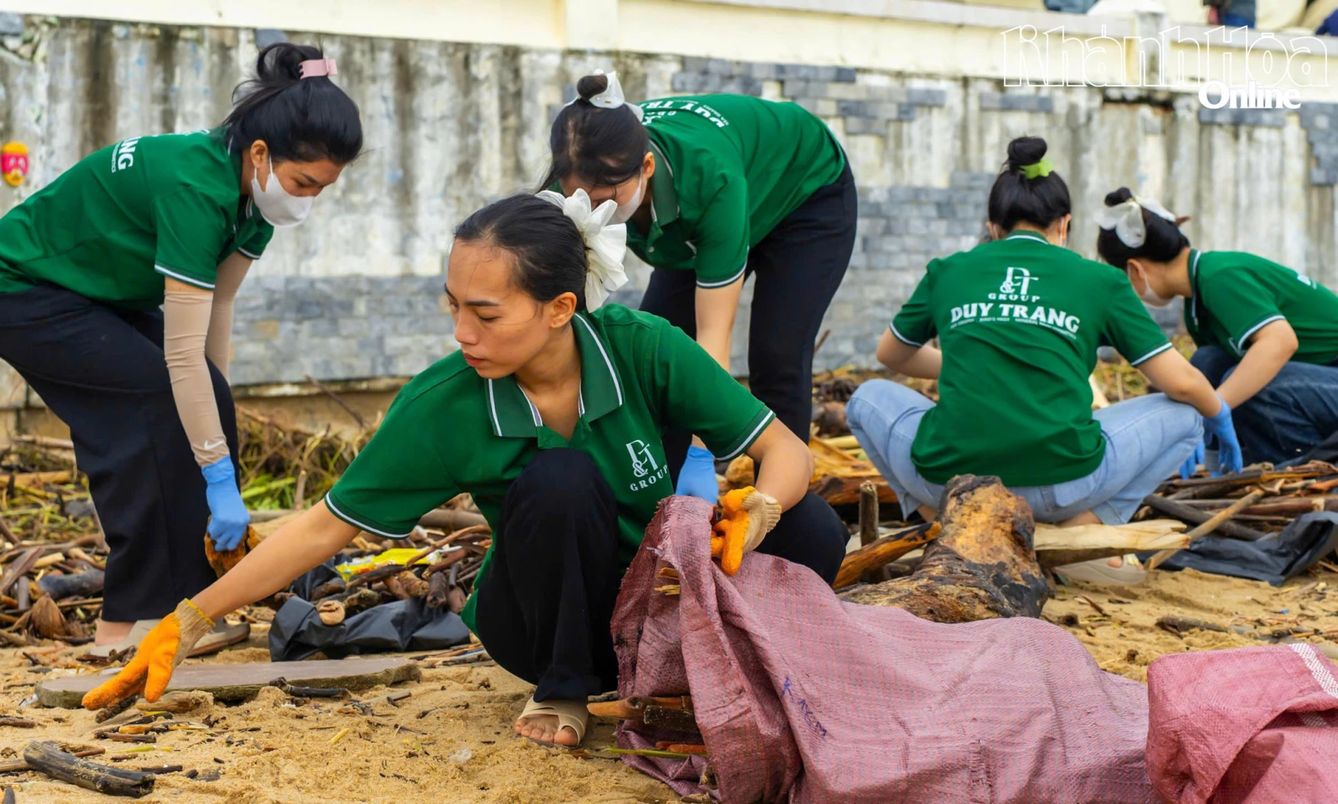 Nhân viên D&T group hỗ trợ dọn rác trên bãi biển.