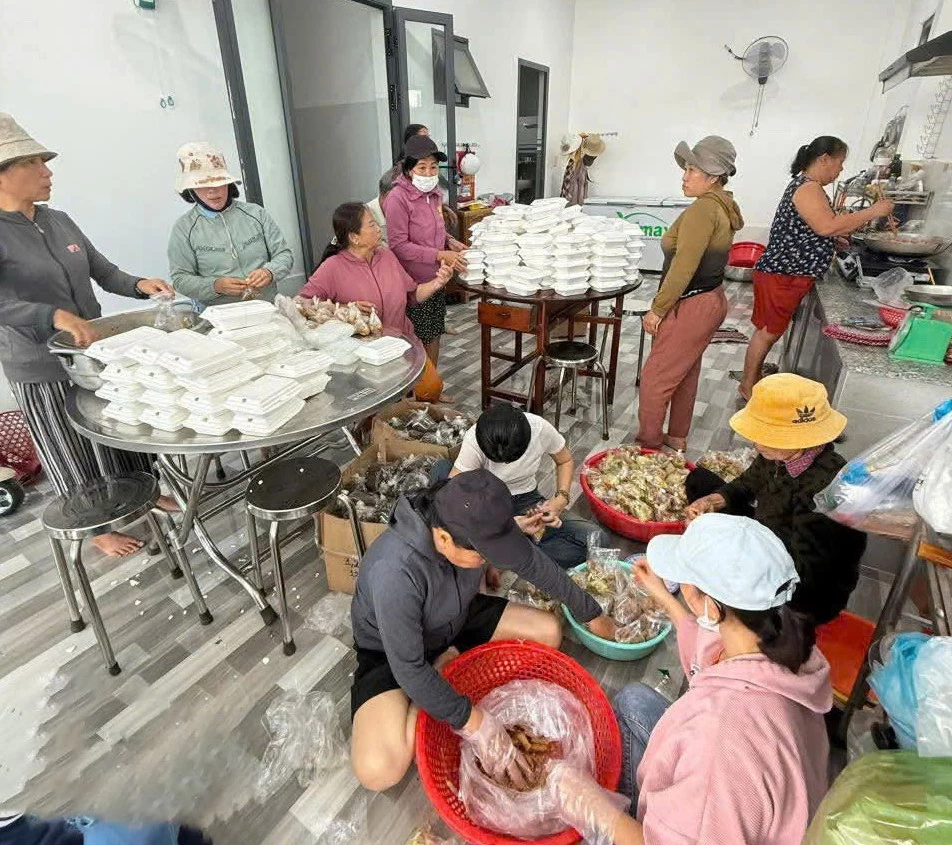 Phụ nữ phường Đông Ninh Hòa chuẩn bị các suất ăn hỗ trợ người dân.