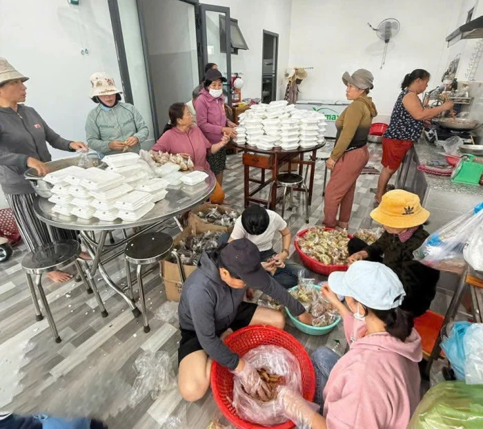 Hội Liên hiệp Phụ nữ phường Đông Ninh Hòa vận động các nguồn lực hỗ trợ người dân vùng ngập lụt