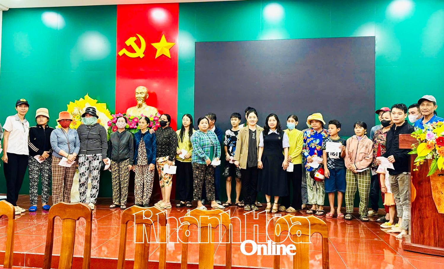 Tặng quà cho người dân.