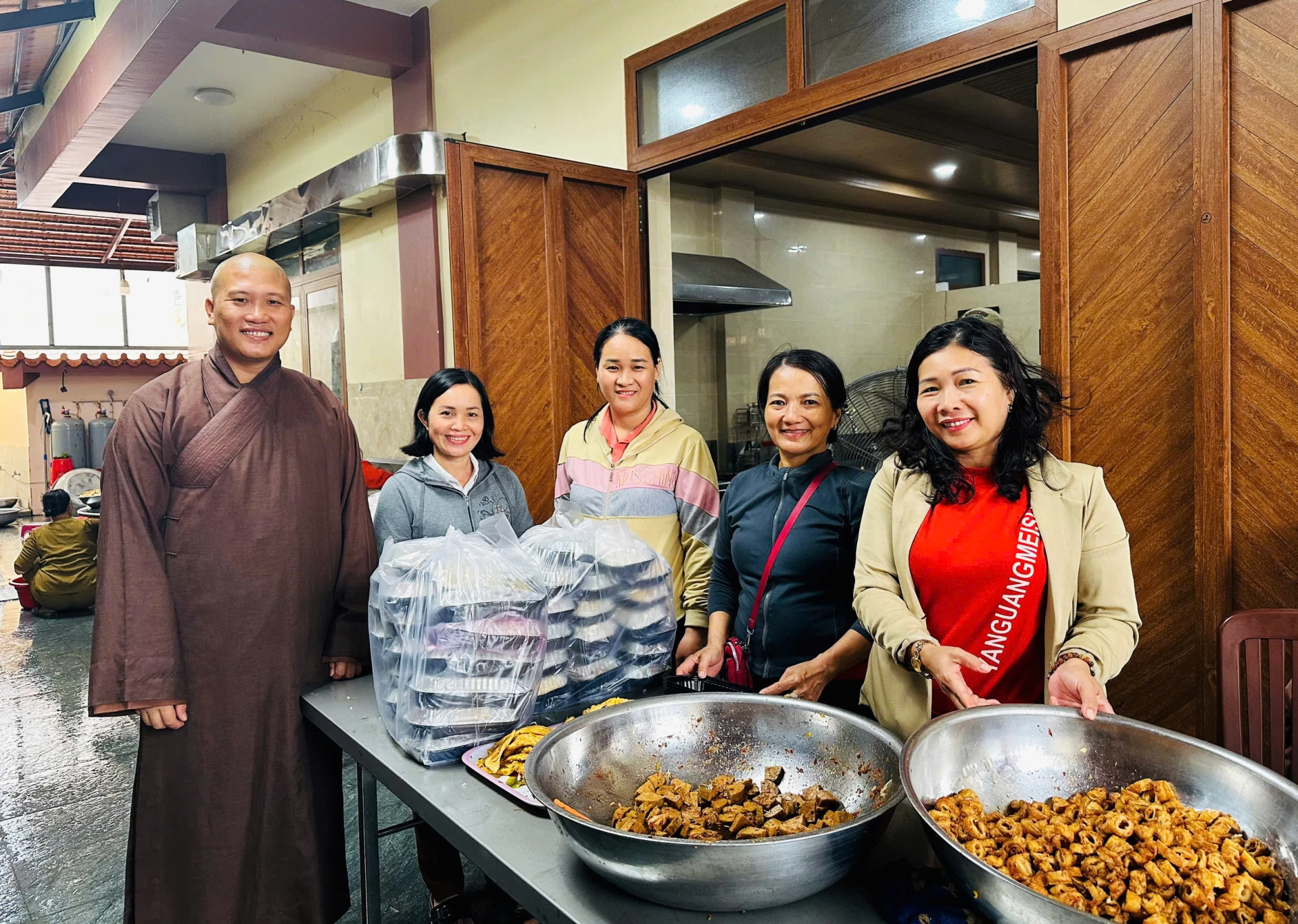 Bếp ăn từ thiện chùa Quan Âm (phường Đông Hải).