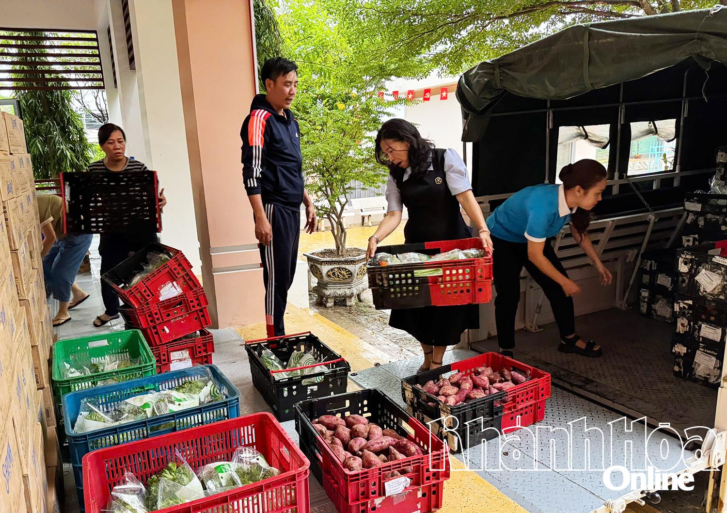 Phân loại rau củ để trao tặng người dân.